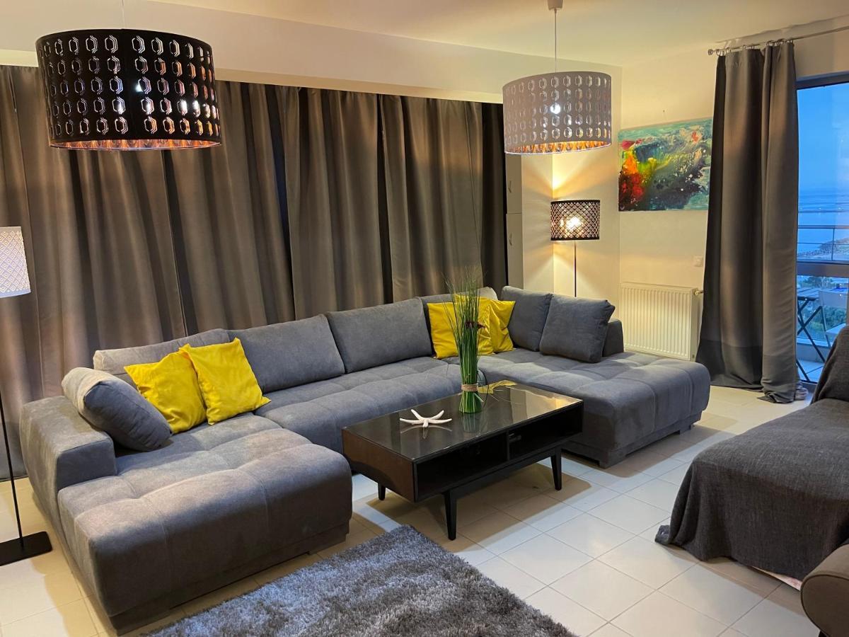 Apartment Happiness By Nicole Jutka, Visual Artist โอลิมป์ ภายนอก รูปภาพ