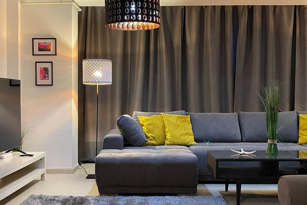 Apartment Happiness By Nicole Jutka, Visual Artist โอลิมป์ ภายนอก รูปภาพ