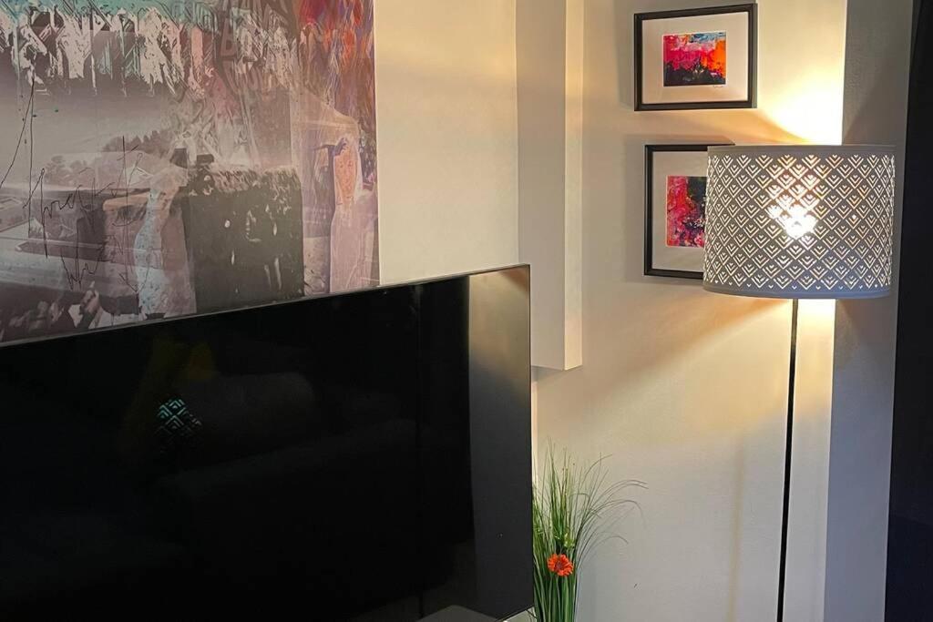 Apartment Happiness By Nicole Jutka, Visual Artist โอลิมป์ ภายนอก รูปภาพ