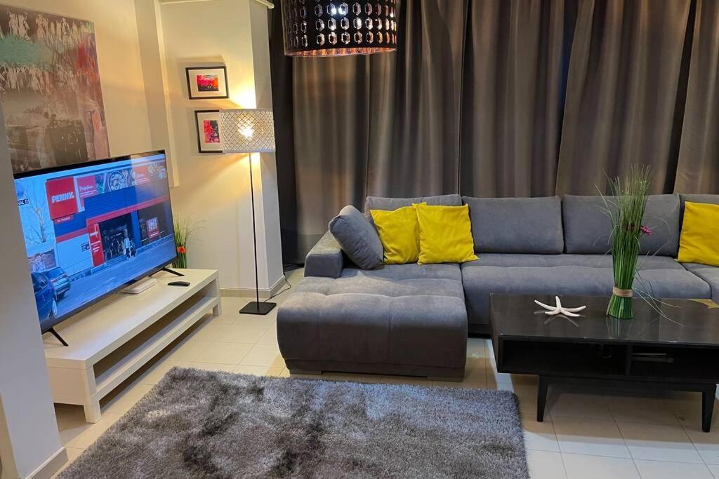 Apartment Happiness By Nicole Jutka, Visual Artist โอลิมป์ ภายนอก รูปภาพ