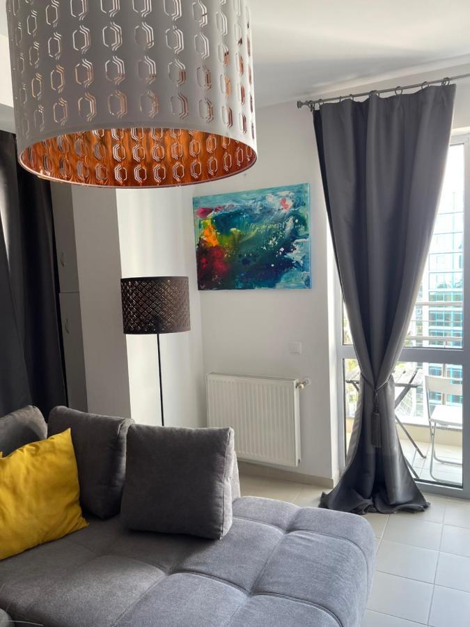 Apartment Happiness By Nicole Jutka, Visual Artist โอลิมป์ ภายนอก รูปภาพ