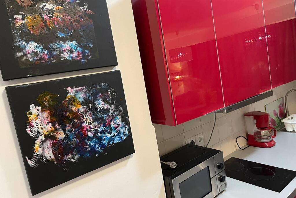 Apartment Happiness By Nicole Jutka, Visual Artist โอลิมป์ ภายนอก รูปภาพ