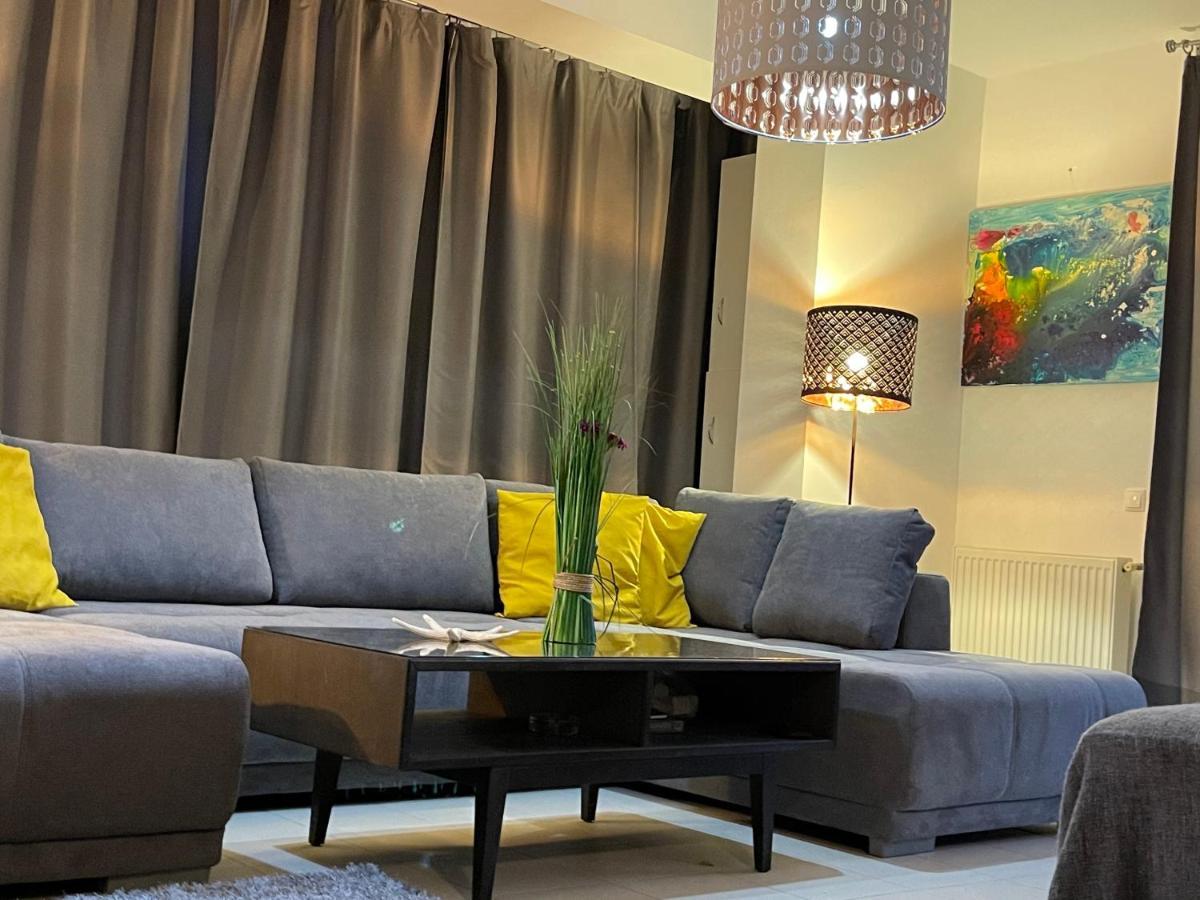 Apartment Happiness By Nicole Jutka, Visual Artist โอลิมป์ ภายนอก รูปภาพ
