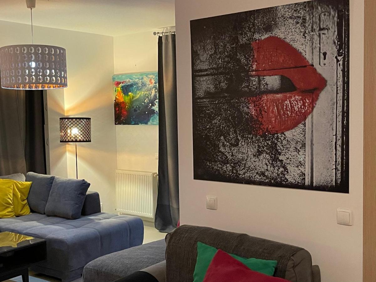 Apartment Happiness By Nicole Jutka, Visual Artist โอลิมป์ ภายนอก รูปภาพ