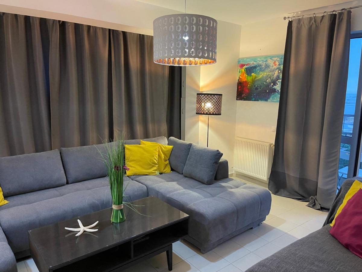 Apartment Happiness By Nicole Jutka, Visual Artist โอลิมป์ ภายนอก รูปภาพ