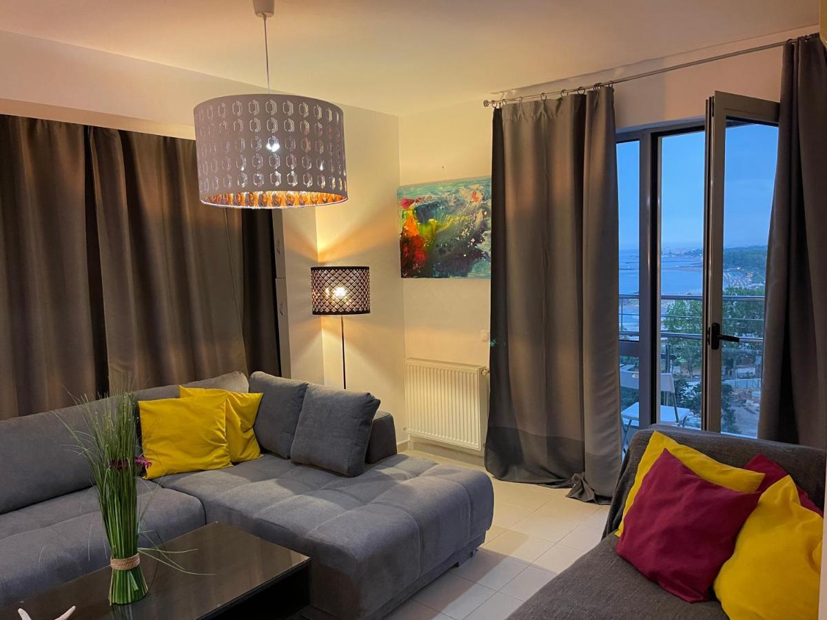 Apartment Happiness By Nicole Jutka, Visual Artist โอลิมป์ ภายนอก รูปภาพ